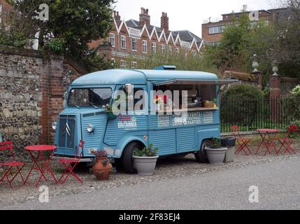 Altmodischer, mobiler Cateringwagen mit Blue-Doen-Service, in historischer Umgebung in der Nähe der Kathedrale von Norwich, Norwich, Norfolk, England, Großbritannien, Stockfoto