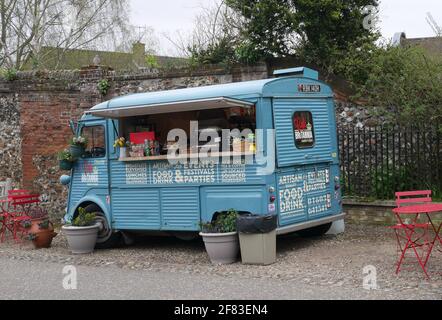 Altmodischer, mobiler Cateringwagen mit Blue-Doen-Service, in historischer Umgebung in der Nähe der Kathedrale von Norwich, Norwich, Norfolk, England, Großbritannien, Stockfoto