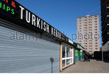 Lokale Geschäfte zwischen den Muirhouse und Pennywell Tower Blocks, Edinburgh, Schottland Stockfoto