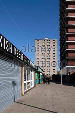 Lokale Geschäfte zwischen den Muirhouse und Pennywell Tower Blocks, Edinburgh, Schottland Stockfoto