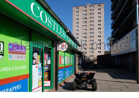 Lokale Geschäfte zwischen den Muirhouse und Pennywell Tower Blocks, Edinburgh, Schottland Stockfoto