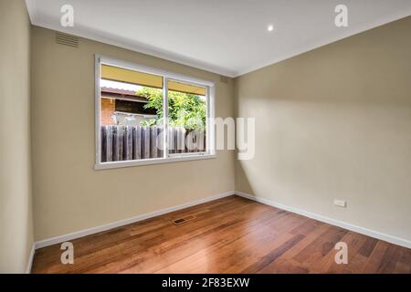 Ein Fenster in einem weißen leeren Raum Stockfoto