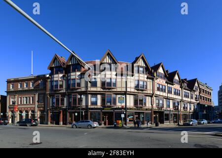 Adams Building, erbaut 1880, ist ein historisches Geschäftsgebäude im Tudor Revival-Stil in der Hancock Street in der Innenstadt von Quincy, Massachusetts, USA Stockfoto