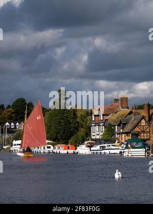 Segeln auf dem Fluss Bure, Teil der Norfolk Broad, im malerischen Horning, mit ihm Riverside Buildings, Horning, Norfolk, England, Großbritannien Stockfoto