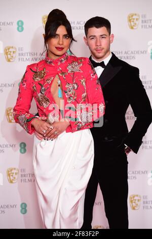 Priyanka Chopra Jonas und ihr Mann Nick Jonas kommen für die EE BAFTA Film Awards in der Royal Albert Hall in London an. Bilddatum: Sonntag, 11. April 2021. Stockfoto