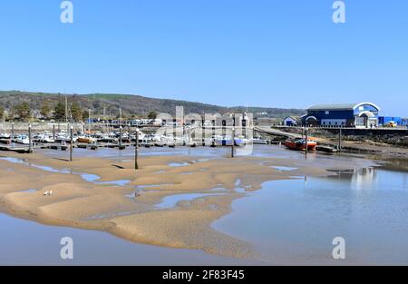 Burry Port Hafen und Yachthafen bei Ebbe, Burry Port, Carmarthenshire, Wales Stockfoto