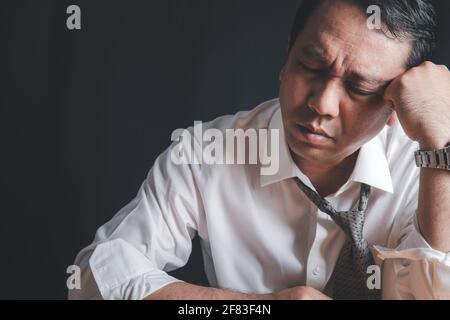 Unternehmer fühlen sich Kopfschmerzen und gestresst von harter Arbeit aufgrund der schlechten wirtschaftlichen Bedingungen im Jahr 2021 als Folge der covid-19 Ausbruch. Stockfoto