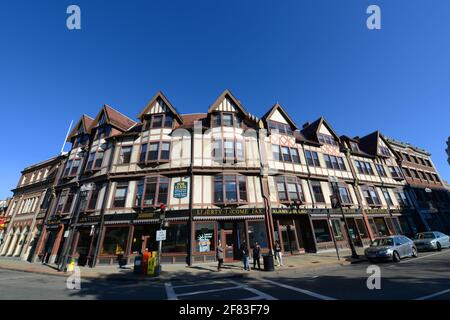 Adams Building, erbaut 1880, ist ein historisches Geschäftsgebäude im Tudor Revival-Stil in der Hancock Street in der Innenstadt von Quincy, Massachusetts, USA Stockfoto