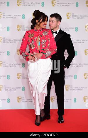 Priyanka Chopra Jonas und ihr Mann Nick Jonas kommen für die EE BAFTA Film Awards in die Royal Albert Hall in London. Bilddatum: Sonntag, 11. April 2021. Stockfoto