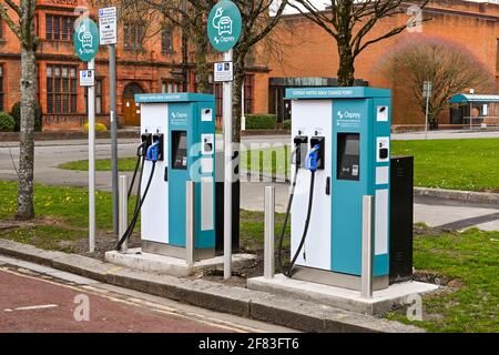 Cardiff, Wales - April 2021: Zwei neue Ladestationen für Elektrofahrzeuge in Parkbuchten in der Nähe des Stadtzentrums. Stockfoto