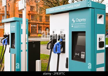 Cardiff, Wales - April 2021: Nahaufnahme von zwei neuen Ladestationen für Elektrofahrzeuge in Parkbuchten in der Nähe des Stadtzentrums. Stockfoto