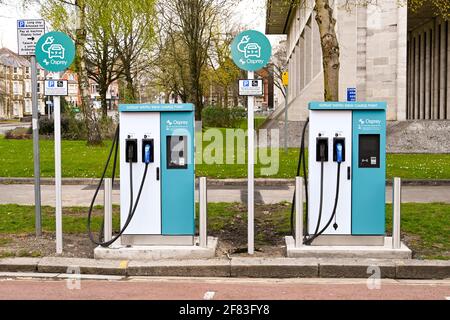 Cardiff, Wales - April 2021: Zwei neue Ladestationen für Elektrofahrzeuge in Parkbuchten in der Nähe des Stadtzentrums. Stockfoto