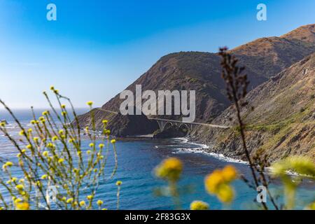 Blick auf die Küste neben dem Meer Ein schöner sonniger Sommertag Stockfoto