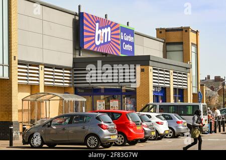 Barry, Wales - März 2021: Außenansicht des Eingangs zu einer Niederlassung von B&M Home Bargains in einem Einzelhandelsgebiet, mit Autos, die draußen geparkt sind. Stockfoto