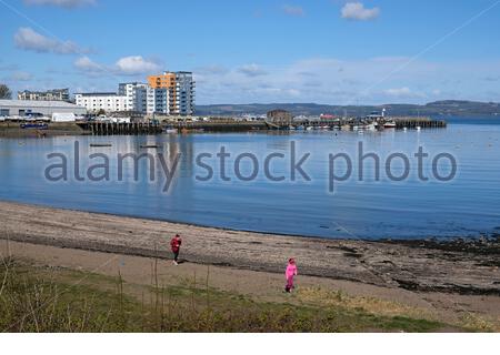 Granton Harbour und Wardie Bay mit Blick über die vierte Mündung an einem sonnigen Tag, Edinburgh, Schottland Stockfoto