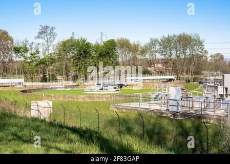 Runde Tanks in einer Kläranlage auf dem Land An einem klaren Frühlingsmorgen Stockfoto