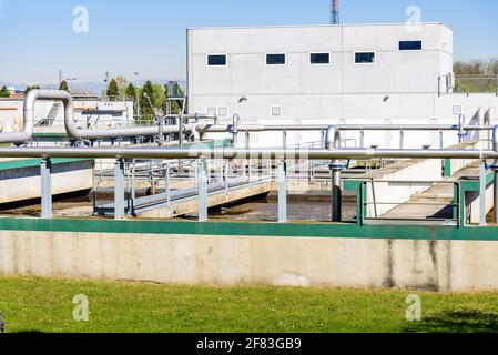 Abwasserabsetzbecken in einer Wasseraufbereitungsanlage auf einem Sonniger Tag Stockfoto