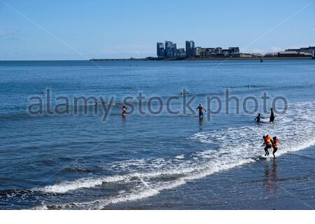 Granton Harbour und Wardie Bay mit Blick über die vierte Mündung an einem sonnigen Tag, Edinburgh, Schottland Stockfoto