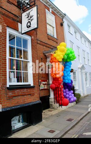 Da die Sperrbeschränkungen am 12. Mai 2021 enden, schmückt ein lokales Unternehmen seine Eingangstür mit farbenfrohen Baloons, um Kunden willkommen zu heißen. Stockfoto