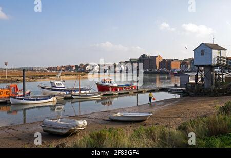 Der malerische Quay & Harbour mit seinen Fischerbooten in Wells am Meer, an der Nord-Norfolk-Küste, Wells am Meer, Norfolk, England, Großbritannien Stockfoto