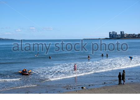 Granton Harbour und Wardie Bay mit Blick über die vierte Mündung an einem sonnigen Tag, Edinburgh, Schottland Stockfoto