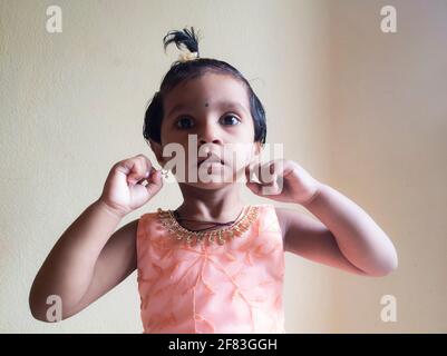 Nahaufnahme der Kinderaktivitäten indischer Mädchen zu Hause, Kalaburagi, Karnataka, Indien-April 02.2021 Stockfoto