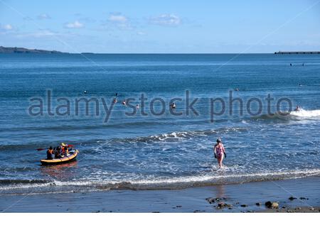 Granton Harbour und Wardie Bay mit Blick über die vierte Mündung an einem sonnigen Tag, Edinburgh, Schottland Stockfoto