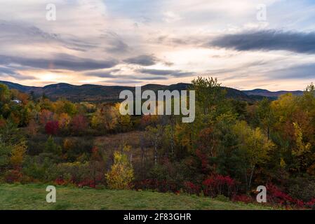 Sonnenuntergang über herrlichen bewaldeten Bergen während der Herbstfärbung Stockfoto