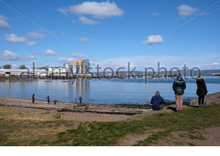 Granton Harbour und Wardie Bay mit Blick über die vierte Mündung an einem sonnigen Tag, Edinburgh, Schottland Stockfoto