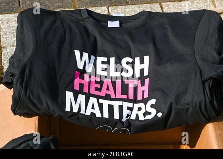 Cardiff, Wales - April 2021: Bedrucktes T-Shirt mit einem „Welsh Health Matters“. T-Shirts wurden an Menschen ausgegebenen, die gegen die Schließung von Sporthallen protestierten Stockfoto