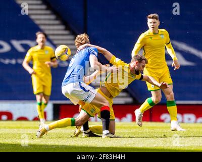 Ibrox Stadium, Glasgow, Großbritannien. April 2021. Scottish Premiership Football, Rangers versus Hibernian; Filip Helander von Rangers schimpfen mit Christian Doidge von Hibernian Kredit: Action Plus Sports/Alamy Live News Stockfoto