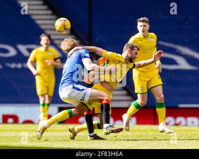 Ibrox Stadium, Glasgow, Großbritannien. April 2021. Scottish Premiership Football, Rangers versus Hibernian; Filip Helander von Rangers schimpfen mit Christian Doidge von Hibernian Kredit: Action Plus Sports/Alamy Live News Stockfoto