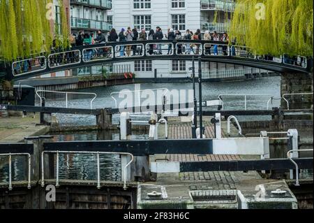 London, Großbritannien. April 2021. Lebensmittelzuckungen ziehen große Menschenmengen an und das Gebiet arbeitet unter einem Einbahnsystem - Camden Lock ist am Vorabend der nächsten Stufe der Lockerung der Coronavirus-Beschränkungen überfüllt, was nicht-essentielle Einzelhandelsgeschäfte wieder öffnen lässt. Nur wenige Menschen tragen Masken, wie sie draußen sind, aber soziale Distanzierung gehört der Vergangenheit an. Kredit: Guy Bell/Alamy Live Nachrichten Stockfoto
