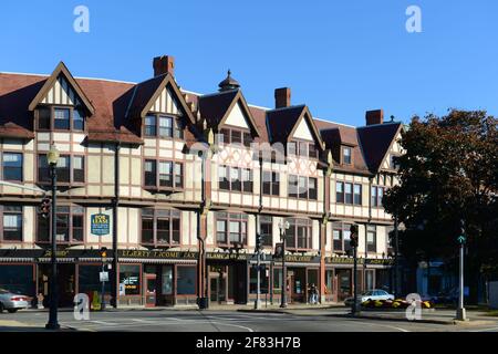 Adams Building, erbaut 1880, ist ein historisches Geschäftsgebäude im Tudor Revival-Stil in der Hancock Street in der Innenstadt von Quincy, Massachusetts, USA Stockfoto