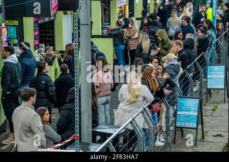 London, Großbritannien. April 2021. Lebensmittelzuckungen ziehen große Menschenmengen an und das Gebiet arbeitet unter einem Einbahnsystem - Camden Lock ist am Vorabend der nächsten Stufe der Lockerung der Coronavirus-Beschränkungen überfüllt, was nicht-essentielle Einzelhandelsgeschäfte wieder öffnen lässt. Nur wenige Menschen tragen Masken, wie sie draußen sind, aber soziale Distanzierung gehört der Vergangenheit an. Kredit: Guy Bell/Alamy Live Nachrichten Stockfoto