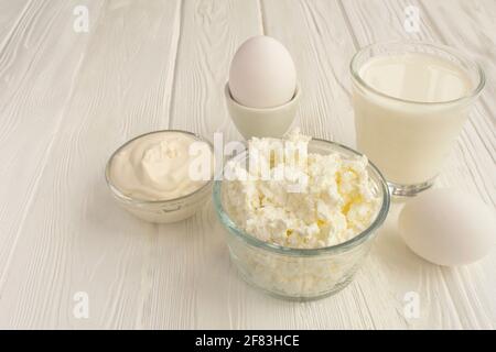 Hausgemachte Milchprodukte auf dem weißen Holzhintergrund. Speicherplatz kopieren. Nahaufnahme. Stockfoto