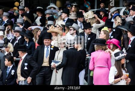 Royal Ascot, Top-Hüte & -Schwänze und schicke Kittel, genießen Sie das Pferderennen Stockfoto