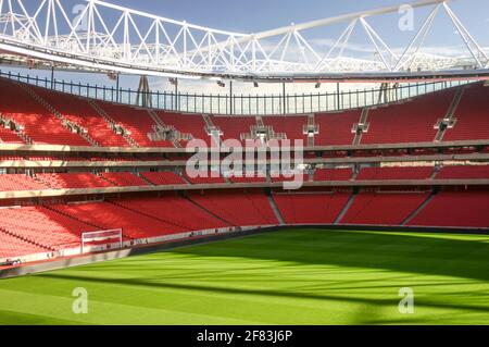 Blick auf den Platz und ein leeres Emirates Stadium, Arsenal Football Club, North London, Großbritannien