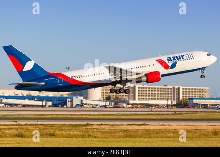 Palma de Mallorca, Spanien - 11. Mai 2018: Flugzeug der Azur Air Boeing B767 am Flughafen Palma de Mallorca (PMI) in Spanien. Boeing ist ein amerikanischer Flugzeugmensch Stockfoto