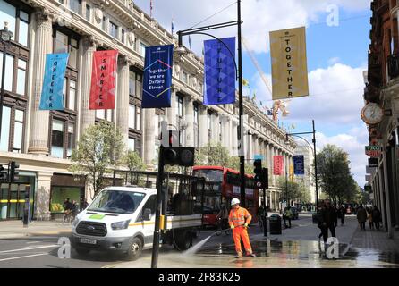 London, Großbritannien, 11. April 2021. Straßen werden gereinigt und neue Beschilderung zur Vorbereitung auf die Wiedereröffnung der Geschäfte in der Oxford Street am 12. April, in der nächsten Phase der Roadmap der Regierung zur Lockerung der Beschränkungen durch Covid. Monica Wells/Alamy Live News Stockfoto