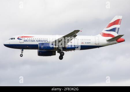 NEWCASTLE UPON TYNE, GROSSBRITANNIEN. 9. APRIL: Ein Airbus A319 von British Airways landet am 9. April 2021 auf dem Flughafen Newcastle (Quelle: Robert Smith) Quelle: MI News & Sport /Alamy Live News Stockfoto