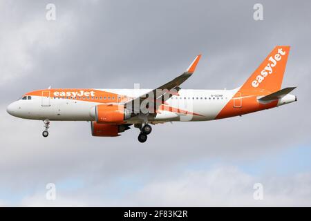 NEWCASTLE UPON TYNE, GROSSBRITANNIEN. 9. APRIL: Ein Easyjet Airbus A320 neo landet am 9. April 2021 auf dem Flughafen Newcastle (Quelle: Robert Smith) Quelle: MI News & Sport /Alamy Live News Stockfoto