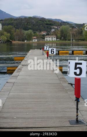 Varese, Italien. April 2021. Blick auf die Startlinie am 2. Tag bei den Rudereuropameisterschaften im Varese-See am 10. April 2021 in Varese, Italien Credit: Mickael Chavet/Alamy Live News Stockfoto