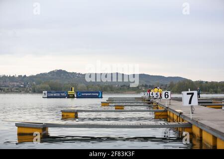 Varese, Italien. April 2021. Blick auf die Startlinie am 2. Tag bei den Rudereuropameisterschaften im Varese-See am 10. April 2021 in Varese, Italien Credit: Mickael Chavet/Alamy Live News Stockfoto