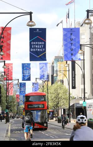 London, Großbritannien, 11. April 2021. Die Oxford Street wurde als Oxford Street District umbenannt, um die Käufer nach der Wiedereröffnung der Geschäfte am 12. April zu ermutigen. Monica Wells/Alamy Live News Stockfoto