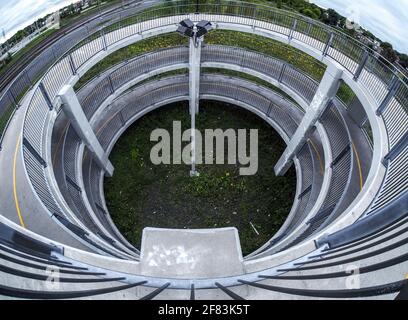 Blickwinkel eines kreisförmigen Pfades mit hoher Winkelansicht Stockfoto