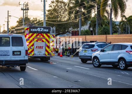 Coral Springs, Florida, USA - 05. April 2021: Autounfall in der Stadt. Polizeibeamte und Feuerwehrleute über den Autounfall. Straßenverkehr. Stockfoto