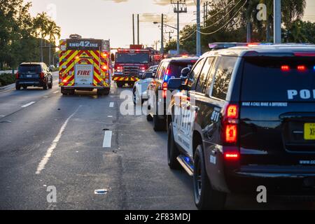 Coral Springs, Florida, USA - 05. April 2021: Autounfall in der Stadt. Polizeibeamte und Feuerwehrleute über den Autounfall. Straßenverkehr. Stockfoto