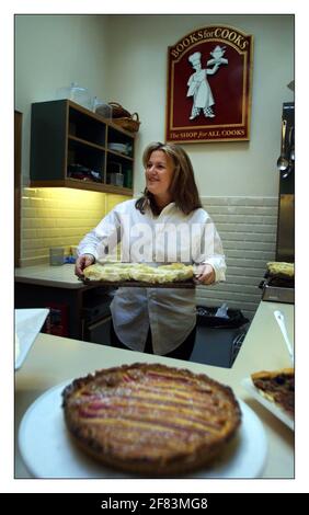 Donna Hay, australische Kochbuchautorin bei Books for Cooks in Notting Hill, London. PIC David Sandison 26/3/2002 Stockfoto