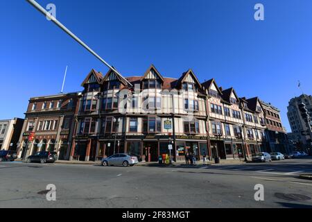 Adams Building, erbaut 1880, ist ein historisches Geschäftsgebäude im Tudor Revival-Stil in der Hancock Street in der Innenstadt von Quincy, Massachusetts, USA Stockfoto